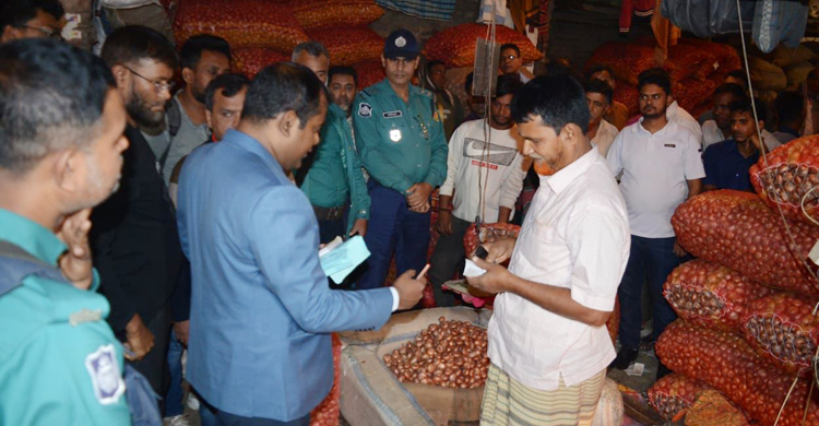 পেঁয়াজের দাম বেশি রাখায় সারাদেশে ৮০ প্রতিষ্ঠানকে জরিমানা