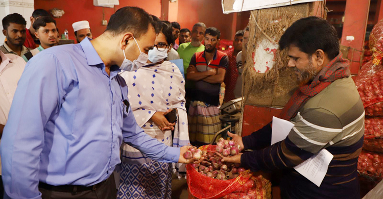 পেঁয়াজের দাম বেশি রাখায় সারাদেশে ৮০ প্রতিষ্ঠানকে জরিমানা