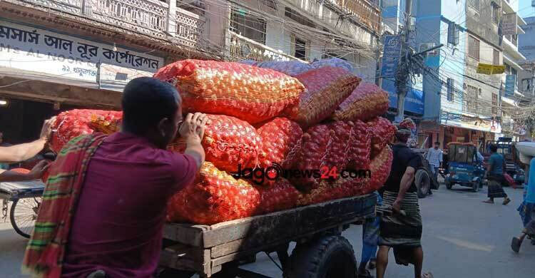 Wholesale onion prices drop Tk 40 per kg in a day