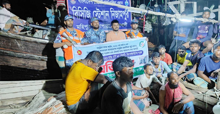 কোস্টগার্ডের অভিযানে ৩২ জেলে আটক