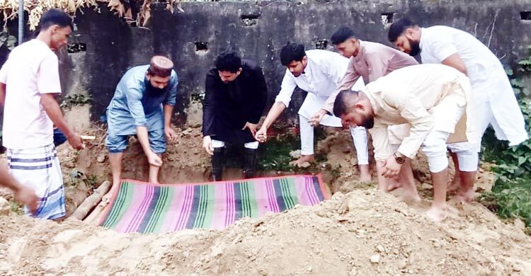 ঈদের দিনও পরম মমতায় বেওয়ারিশ বৃদ্ধের দাফন করলো ‘ব্রাহ্মণবাড়িয়া বাতিঘর’