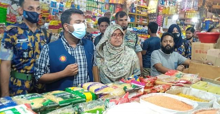 কাওরানবাজারে ৩ প্রতিষ্ঠানকে জরিমানা