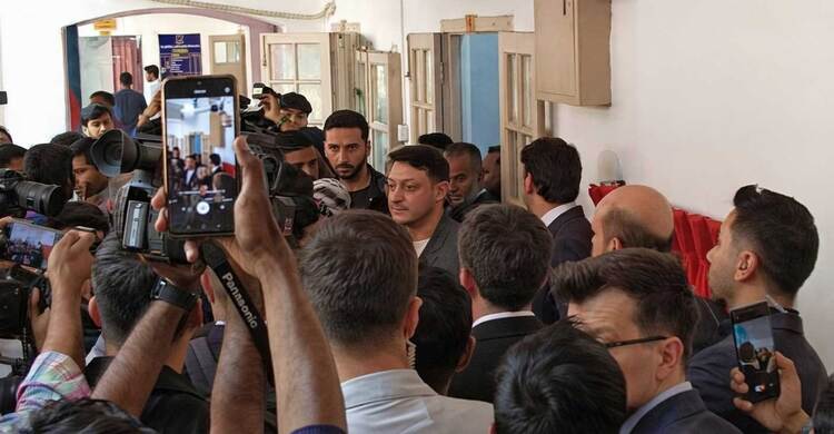 Özil storms DU, scores big for student healthcare