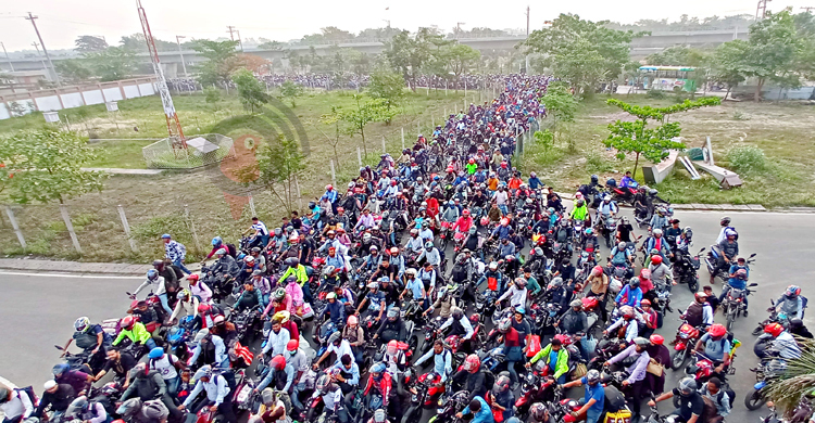 পদ্মা সেতু অভিমুখে মোটরসাইকেলের দীর্ঘ সারি