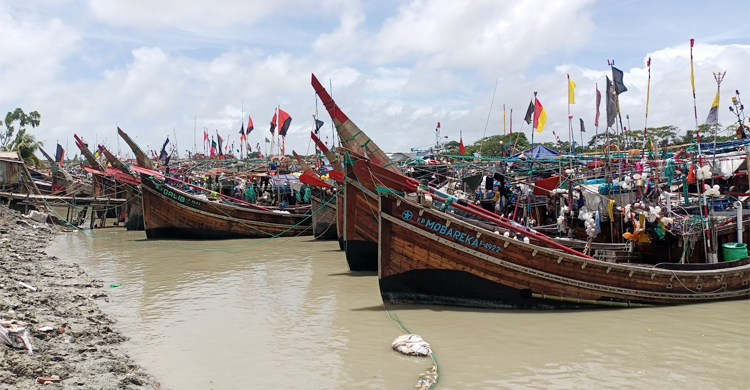 উত্তাল সমুদ্র, শূন্যহাতেই নিরাপদ আশ্রয়ে ফিরছে মাছ ধরার ট্রলার