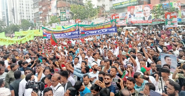 প্রতিষ্ঠাবার্ষিকীর কর্মসূচিতে অংশ নিতে নয়াপল্টনে নেতাকর্মীদের ঢল