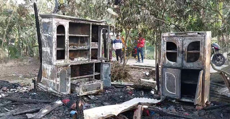 বউ না দেওয়ায় শ্বশুরের ঘরে আগুন দিলেন জামাই