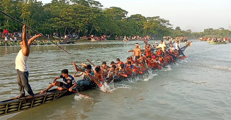 কালিগঙ্গা নদীতে নৌকাবাইচ দেখতে মানুষের ঢল