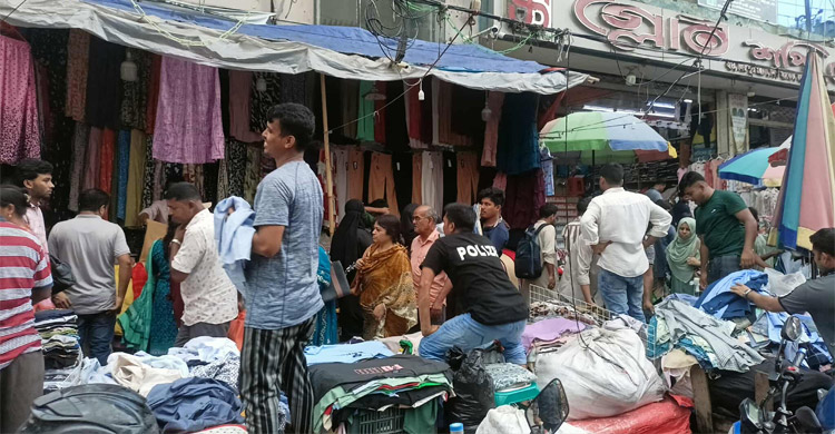 দুর্গাপূজা উপলক্ষে জমে উঠেছে কেনাকাটা