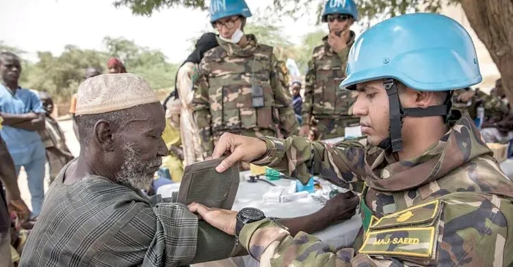 বাংলাদেশি শান্তিরক্ষীরা চিকিৎসাসেবা দেওয়াসহ নানা মানবিক কার্যক্রম পরিচালনা করে থাকেন/ছবি: সংগৃহীত