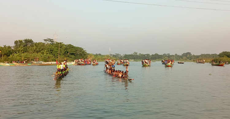 কালিগঙ্গা নদীতে নৌকাবাইচ দেখতে মানুষের ঢল