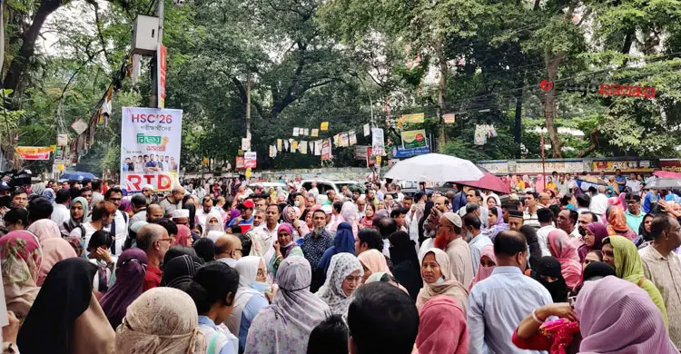 ‘বসে আছি, পরীক্ষা শেষে বেরোলে সন্তানকে নিয়েই বাসায় ফিরবো’