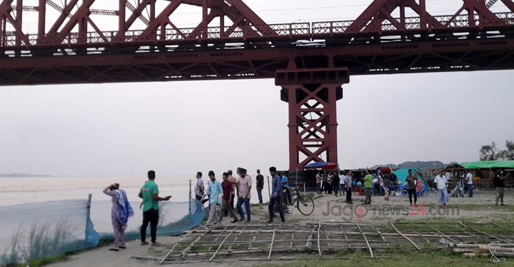 হার্ডিঞ্জ ব্রিজ পয়েন্টে পদ্মার পানি বিপদসীমা ছুঁইছুঁই