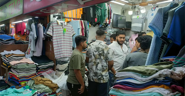 দুর্গাপূজা উপলক্ষে জমে উঠেছে কেনাকাটা