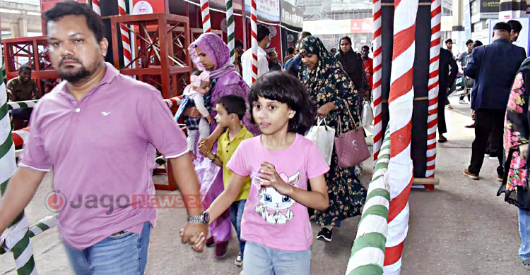 ঈদযাত্রা: নিরাপদ ও স্বস্তিতে বাড়ি ফিরতে অনেকের পছন্দ ট্রেন