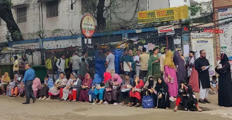 ‘বসে আছি, পরীক্ষা শেষে বেরোলে সন্তানকে নিয়েই বাসায় ফিরবো’
