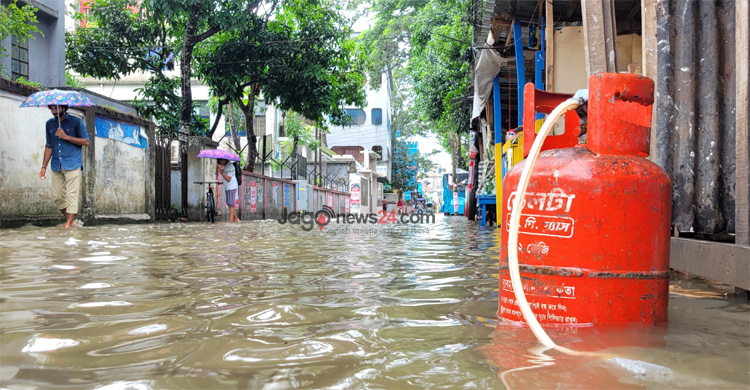 নিম্নচাপ-জোয়ারে পটুয়াখালীতে জলাবদ্ধতা, জনজীবন বিপর্যস্ত