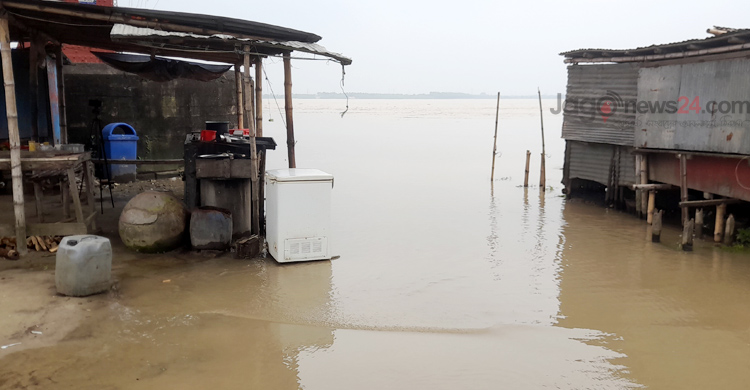 হার্ডিঞ্জ ব্রিজ পয়েন্টে পদ্মার পানি বিপদসীমা ছুঁইছুঁই