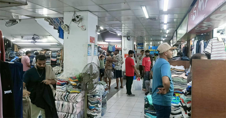 দুর্গাপূজা উপলক্ষে জমে উঠেছে কেনাকাটা