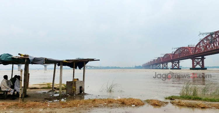 হার্ডিঞ্জ ব্রিজ পয়েন্টে পদ্মার পানি বিপদসীমা ছুঁইছুঁই