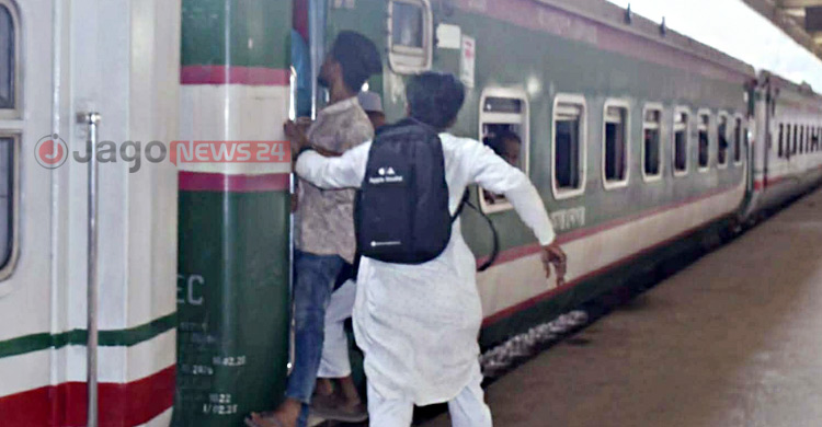 ঈদযাত্রা: নিরাপদ ও স্বস্তিতে বাড়ি ফিরতে অনেকের পছন্দ ট্রেন