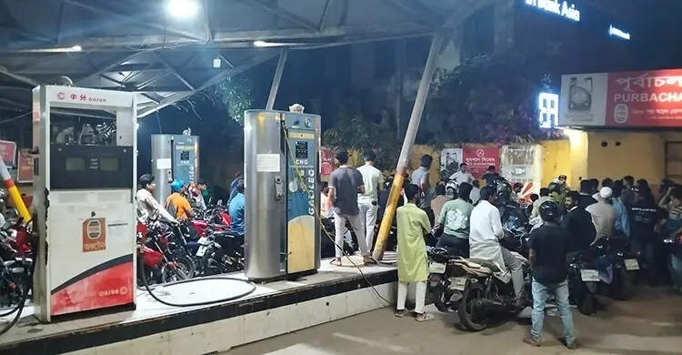 মধ্যরাতেও পেট্রোল পাম্পে ভিড়, মোটরসাইকেল চালকদের দীর্ঘ সারি