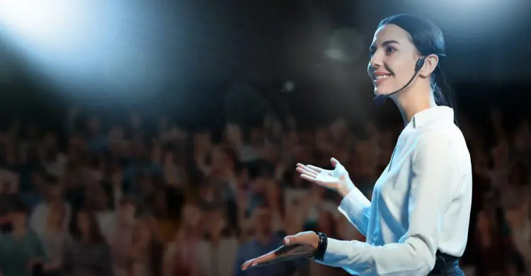 স্টেজে দাঁড়ালেই হাত-পা কাঁপে? এ ভয় কাটাবেন যেভাবে