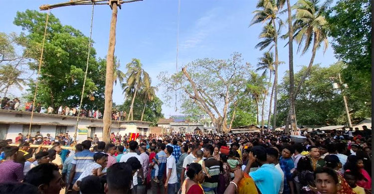 ঝিনাইদহে চড়ক পূজায় পুণ্যার্থীদের ঢল