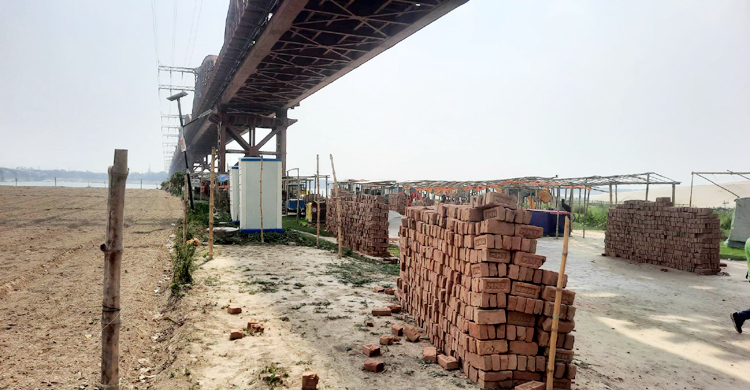 হার্ডিঞ্জ ব্রিজের নিচে সড়ক নির্মাণ বন্ধ করলেন রেল কর্মকর্তারা