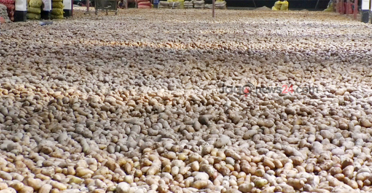 ‘দাম বাড়লে সাংবাদিক-প্রশাসন হাজির, কমলে কাউকে দেখি না’