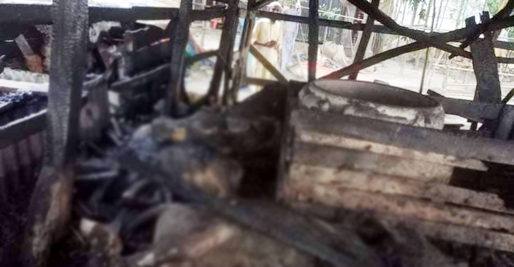 দুর্বৃত্তের আগুনে মরলো কৃষকের ছয় গরু