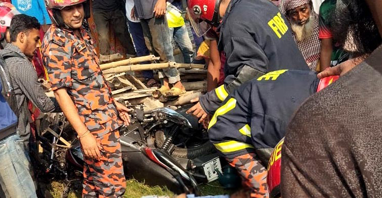 এক বাইকে তিন ছাত্র, পথে প্রাণ গেলো একজনের