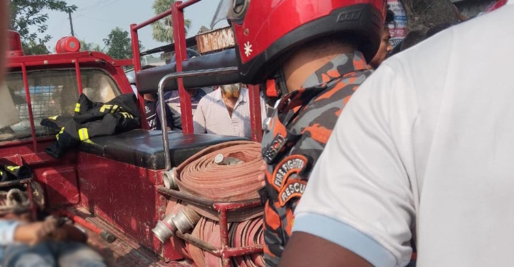 এক বাইকে তিন ছাত্র, পথে প্রাণ গেলো একজনের