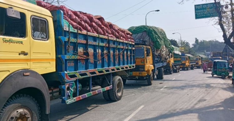 ১৭ ঘণ্টা বন্ধ ঈশ্বরদী রেলগেট, দু&rsquo;পাশে শত শত যানবাহনের সারি