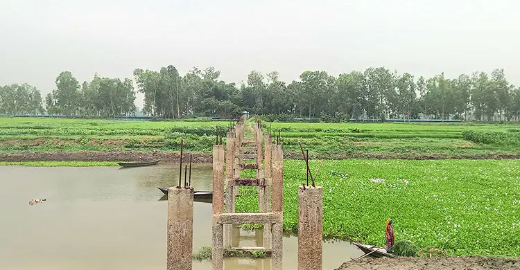 সেতুর অভাবে ১০ বছর ভোগান্তি, মরদেহ দাফনেও সাঁতরে পারাপার