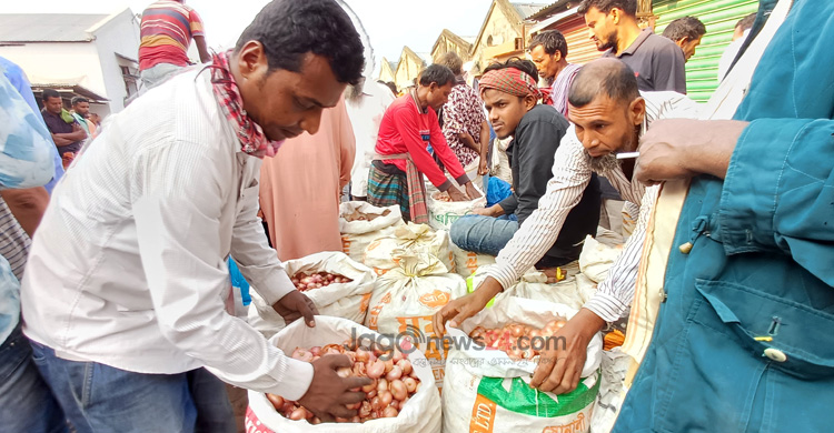 উৎপাদন খরচ ৩৮ বিক্রি ৫০, খুশি পেঁয়াজচাষিরা