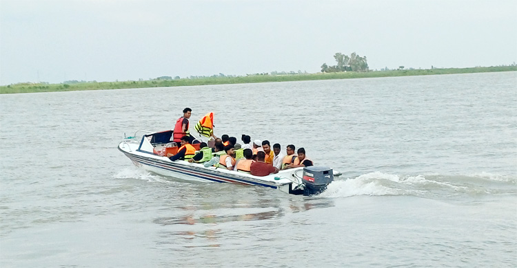 ৩০০ টাকা ভাড়ার অনুমোদন না পেলে স্পিডবোট বন্ধের হুঁশিয়ারি