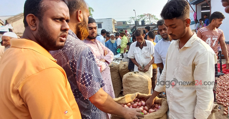 উৎপাদন খরচ ৩৮ বিক্রি ৫০, খুশি পেঁয়াজচাষিরা