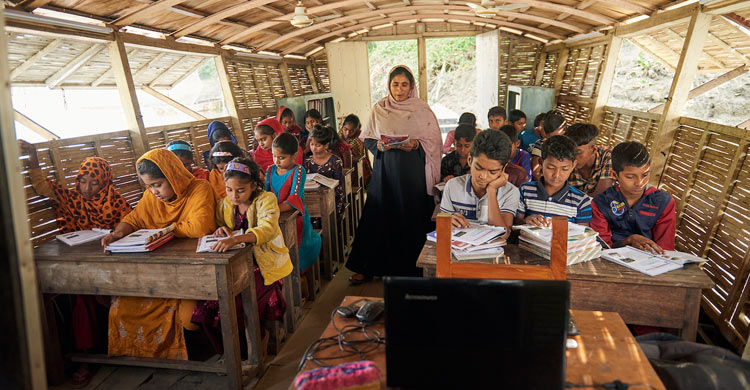 ইউনেস্কোর পুরস্কার পেলো চলনবিলের ভাসমান স্কুল