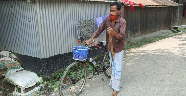 এক পায়ে সাইকেল চালিয়ে ৪৫ বছর ধরে শিক্ষার আলো ছড়াচ্ছেন মোক্তার