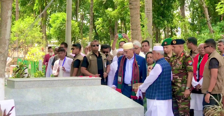 পাবনায় পৌঁছে বাবা-মায়ের কবর জিয়ারত করলেন রাষ্ট্রপতি