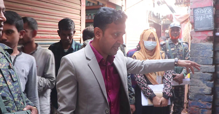 পাবনায় বেশি দামে পেঁয়াজ বিক্রি, ৬ ব্যবসায়ীর জরিমানা