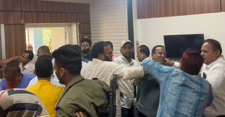 ইউএনওর অফিসে জামায়াত নেতাদের পেটালেন বিএনপি নেতাকর্মীরা