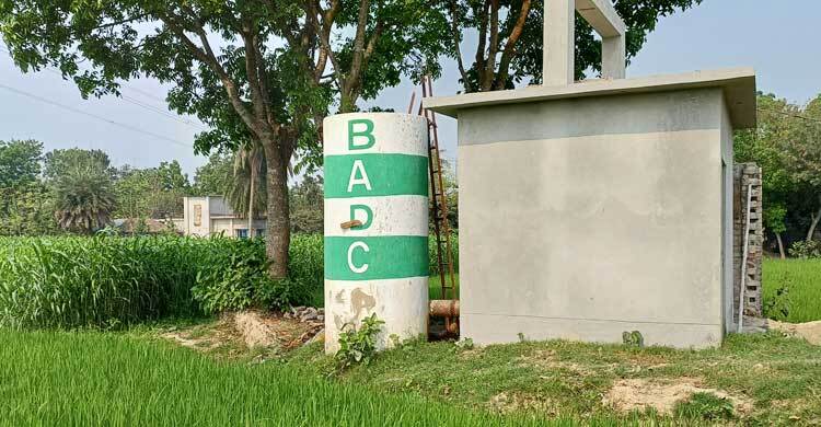 সরকারি নলকূপ নিজের বলে দাবি, অনাবাদি শতবিঘা জমি