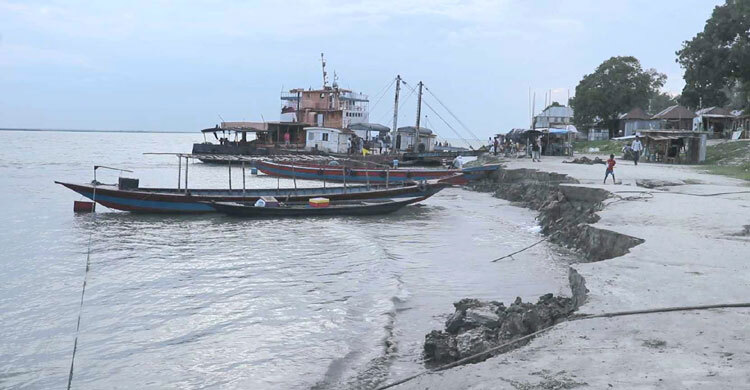 পদ্মার ভয়াবহ ভাঙনে বিলীনের মুখে নাজিরগঞ্জ ফেরিঘাট