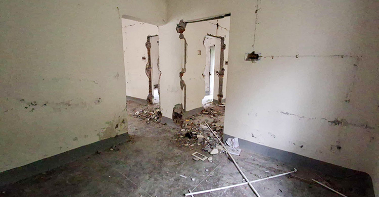 বদলির পর সরকারি কোয়ার্টারের দরজা-জানালা খুলে নিলেন প্রকৌশলী