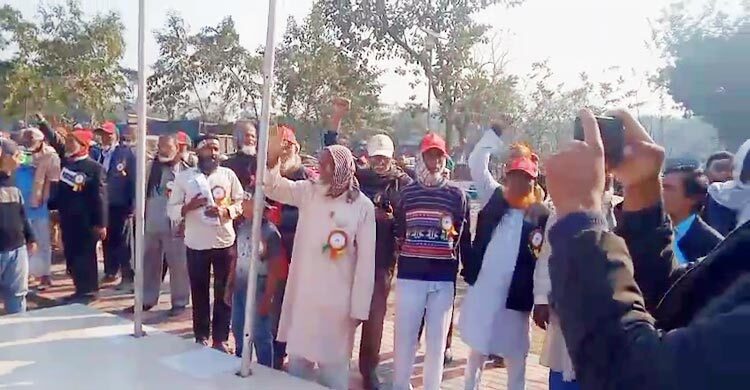 বিজয়স্তম্ভে ফুল দিয়ে মুক্তিযোদ্ধাদের জয় বাংলা স্লোগান, উত্তেজনা