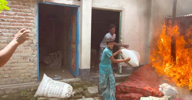 পাবনায় ছাত্রীকে শ্লীলতাহানি, অভিযুক্তের বাড়ি-দোকানে আগুন