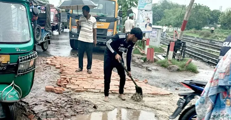 ঈশ্বরদী-বানেশ্বর আঞ্চলিক মহাসড়ক, নতুন সড়কে খানাখন্দের ছড়াছড়ি