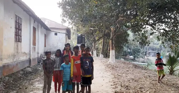 বাবা-মায়ের মুখে শোনে, কিন্তু বলতে পারে না নিজের মাতৃভাষা